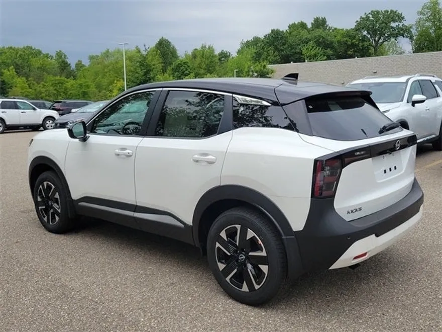 2025 Nissan Kicks SV photo 1
