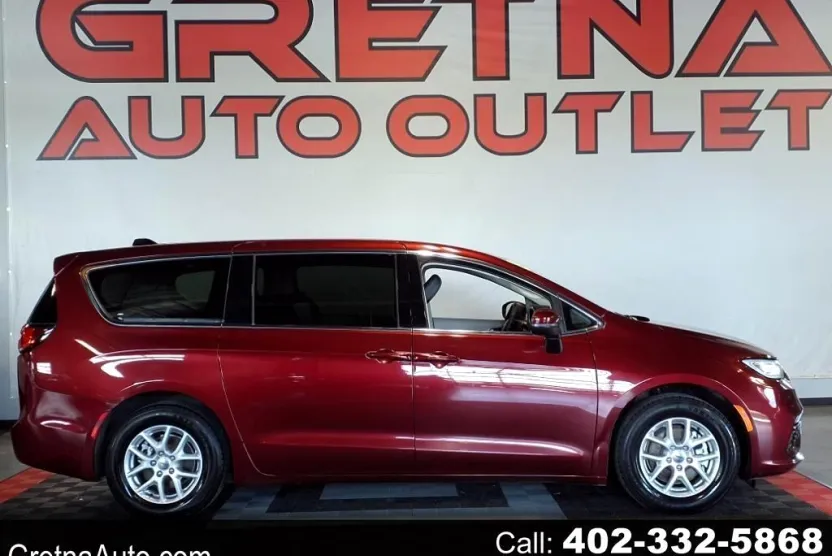 2023 Chrysler Pacifica Touring L photo 1