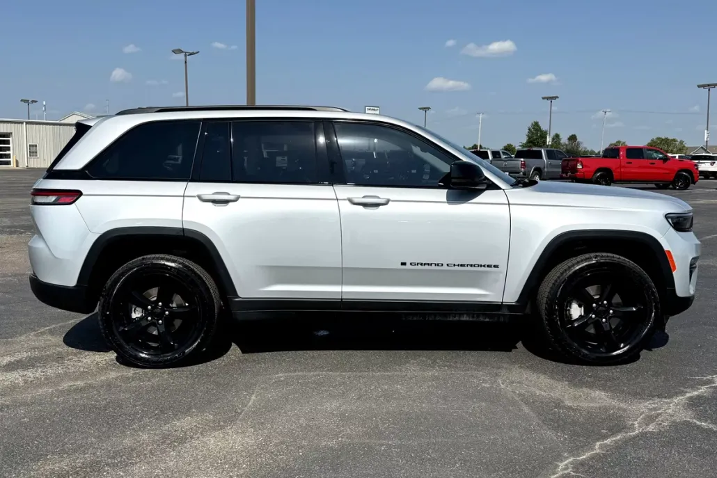 2023 Jeep Grand Cherokee Limited photo 1