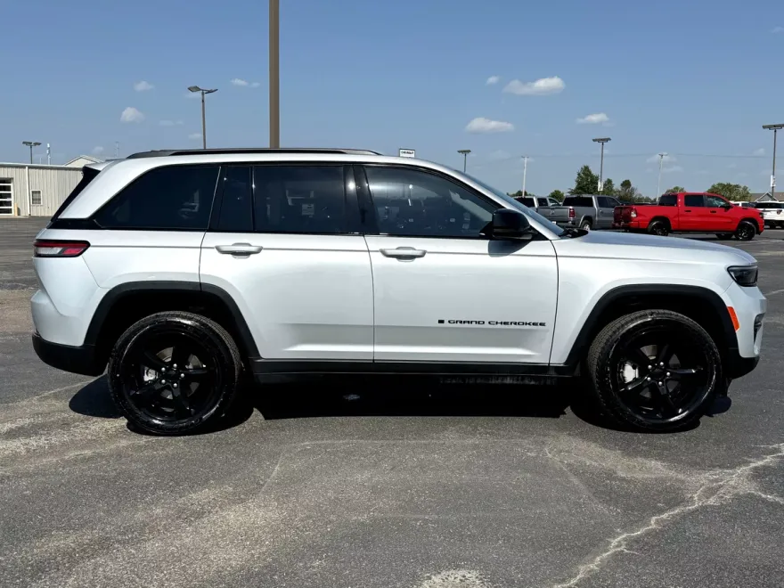 2023 Jeep Grand Cherokee Limited photo 1