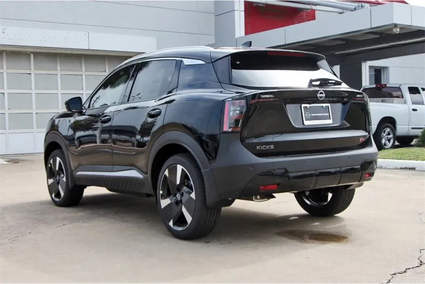 2025 Nissan Kicks SR photo 1