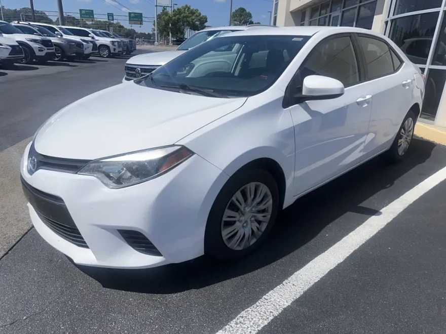 2016 Toyota Corolla LE photo 1