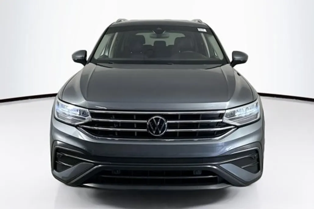 2023 Volkswagen Tiguan SE photo 1