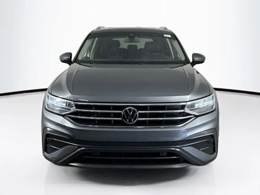 2023 Volkswagen Tiguan SE photo 1