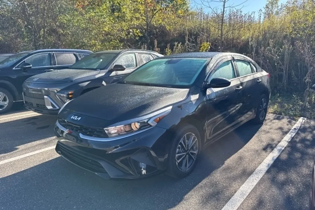 2023 Kia Forte LXS photo 1