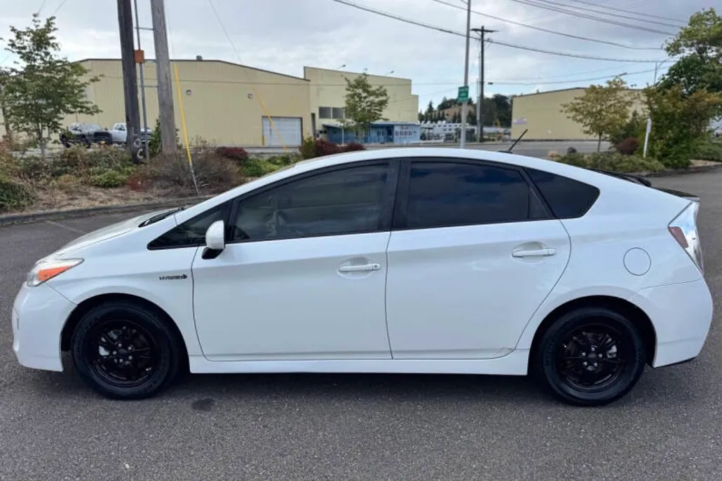 2015 Toyota Prius Three photo 1