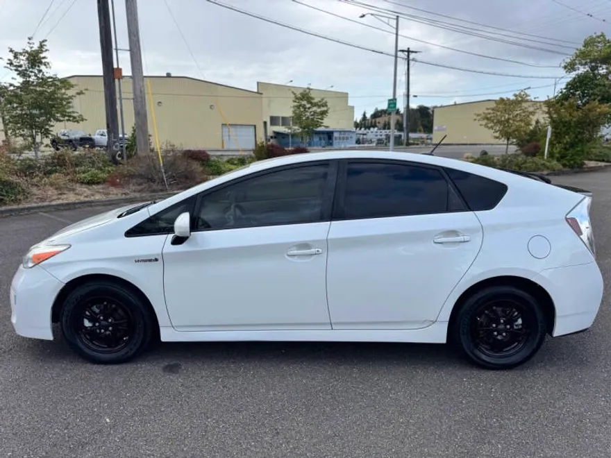 2015 Toyota Prius Three photo 1