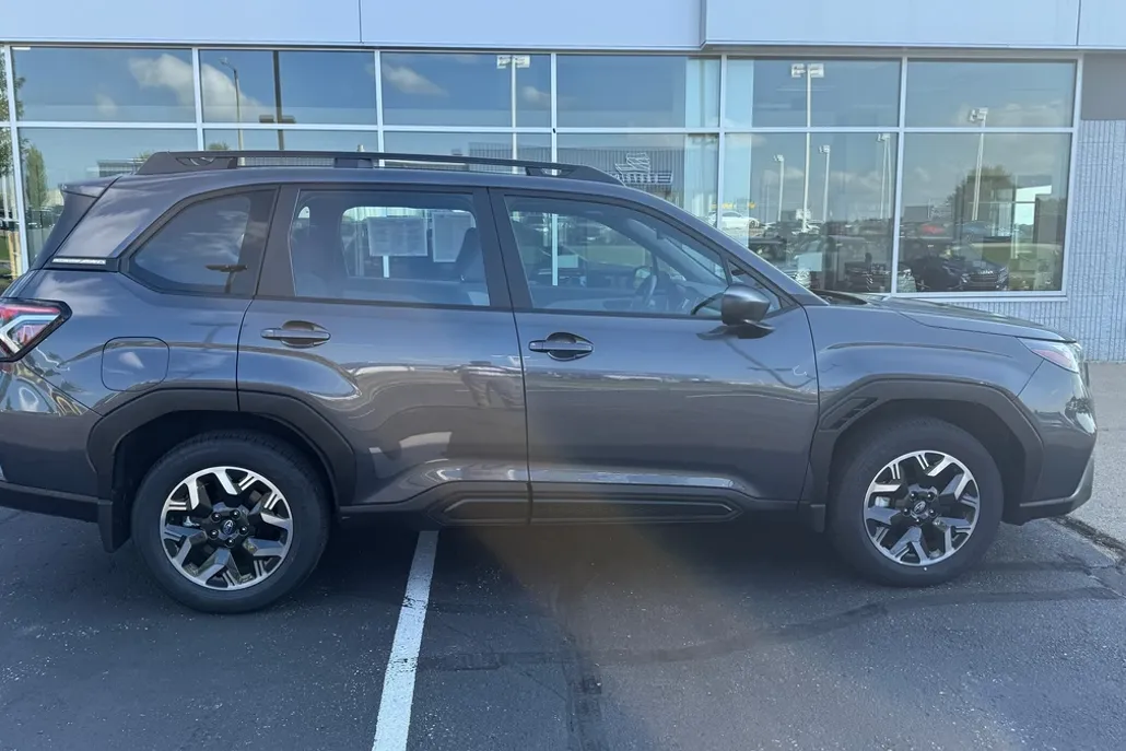 2025 Subaru Forester Base photo 1