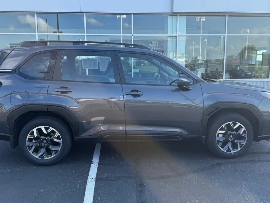 2025 Subaru Forester Base photo 1
