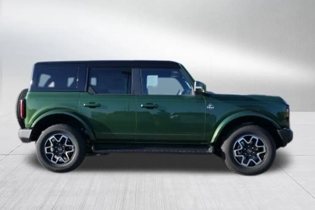 2025 Ford Bronco Outer Banks photo 1