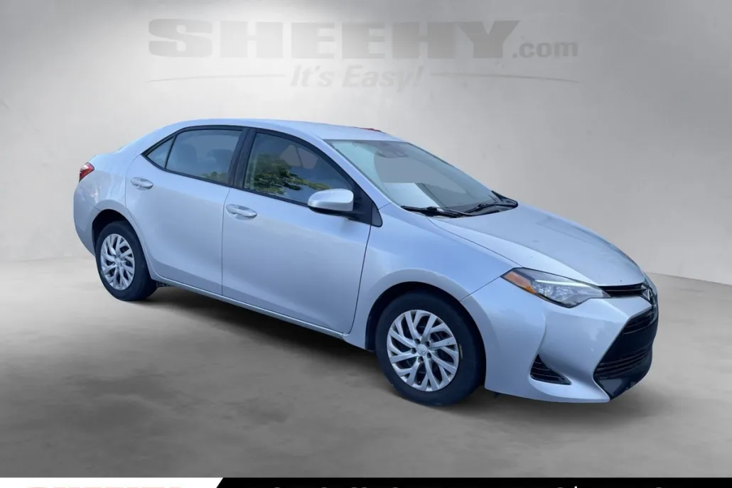2018 Toyota Corolla LE photo 1