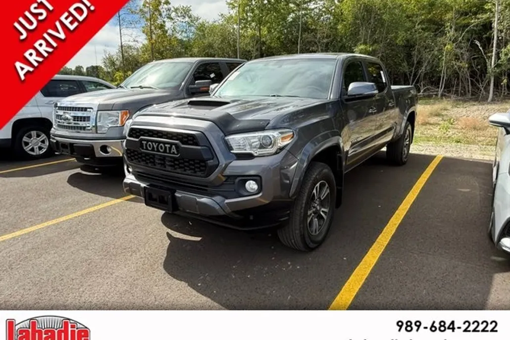 2017 Toyota Tacoma TRD Sport V6 photo 1