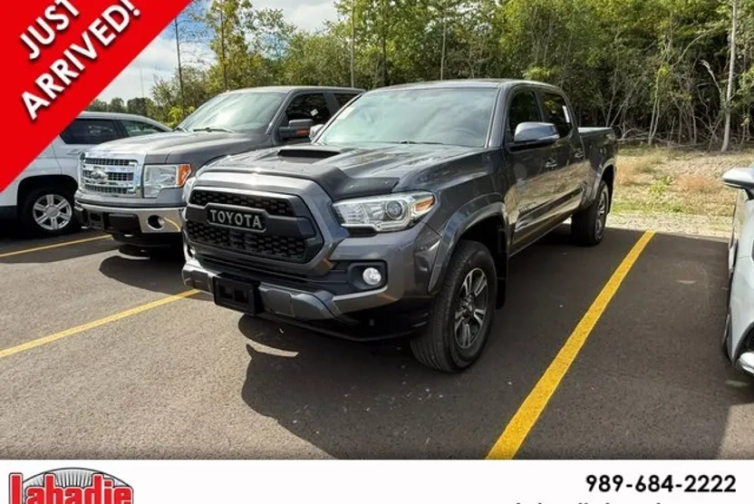 2017 Toyota Tacoma TRD Sport V6 photo 1