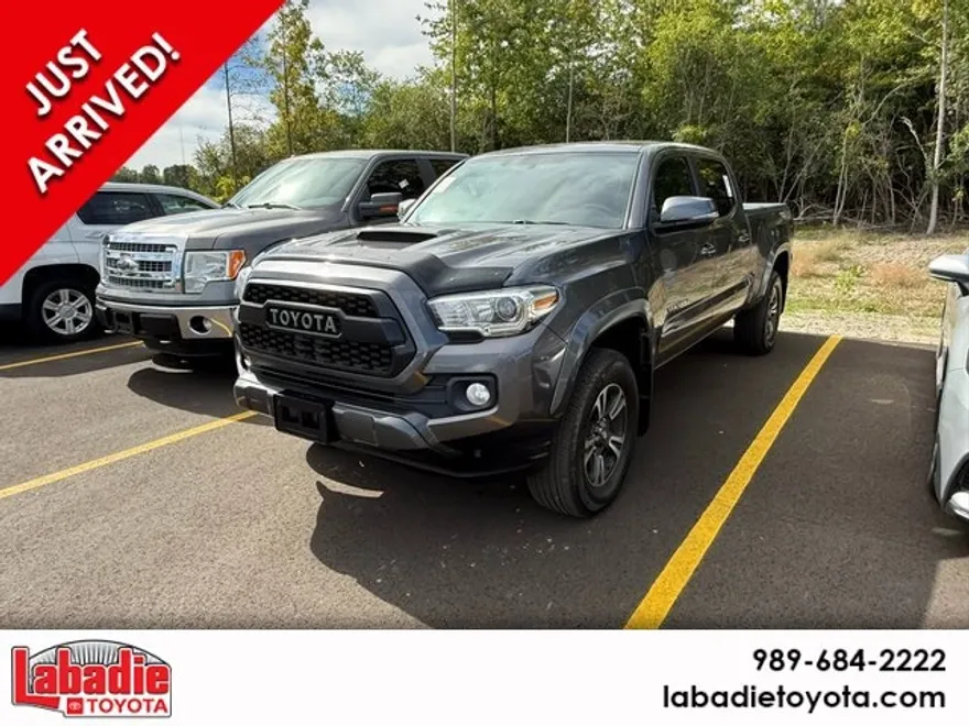 2017 Toyota Tacoma TRD Sport V6 photo 1