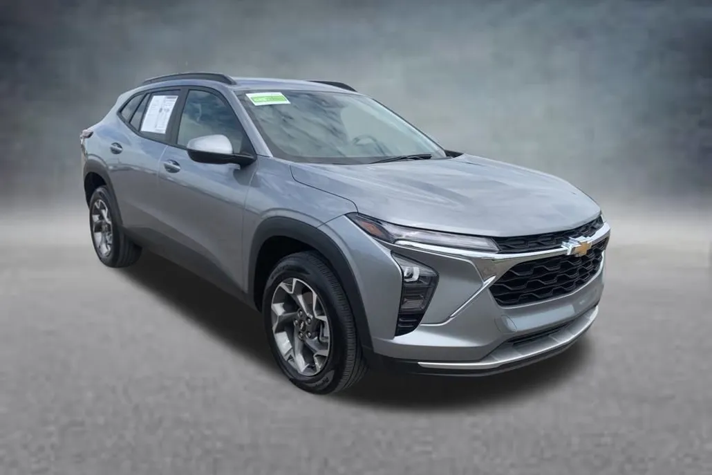 2024 Chevrolet Trax LT photo 1