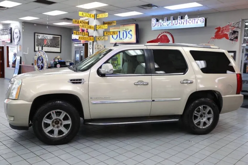 2007 Cadillac Escalade Luxury photo 1