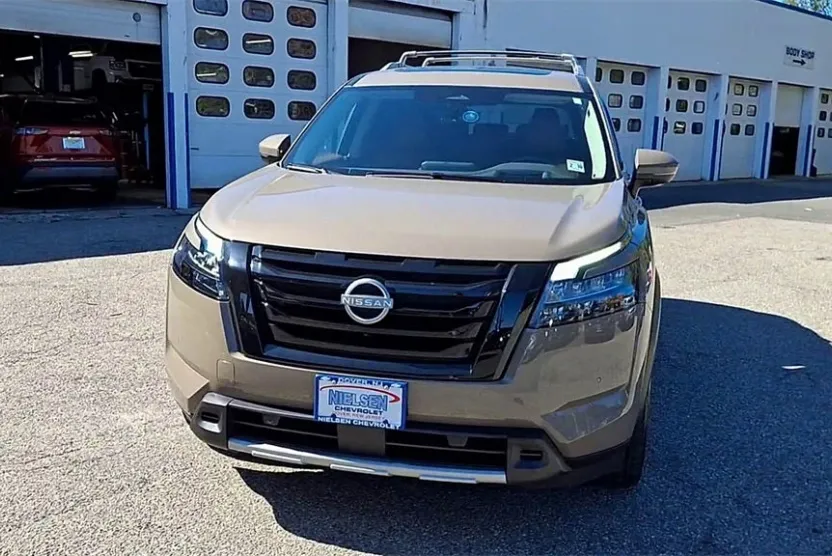2025 Nissan Pathfinder Platinum photo 1