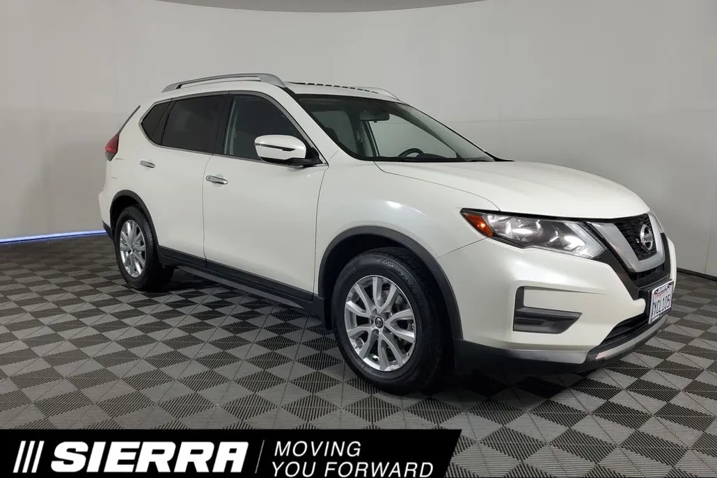 2017 Nissan Rogue SV photo 1