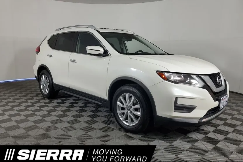 2017 Nissan Rogue SV photo 1