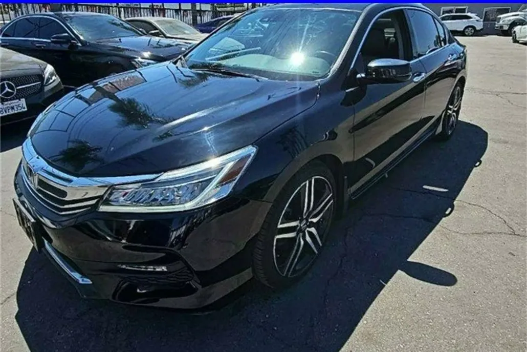 2017 Honda Accord Touring photo 1