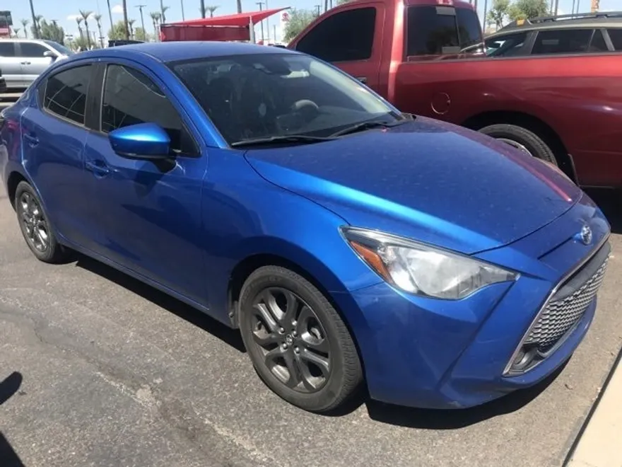 2019 Toyota Yaris LE photo 1