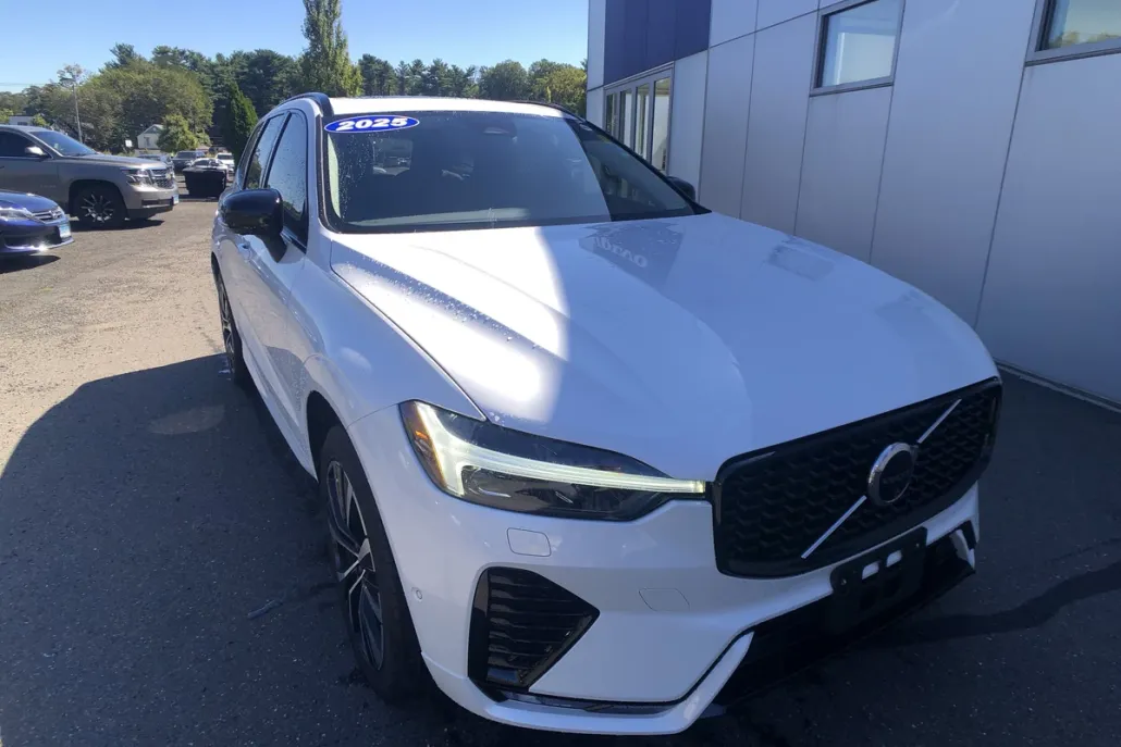2025 Volvo XC60 B5 Plus photo 1