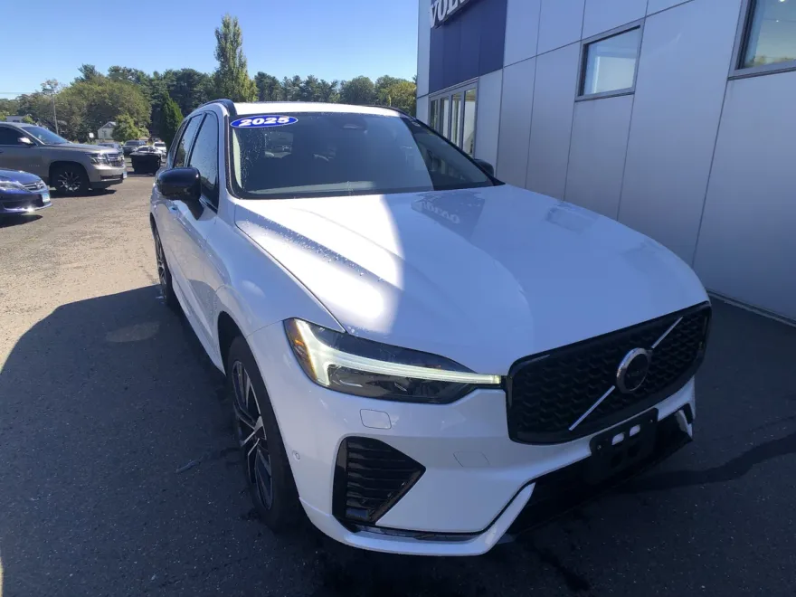 2025 Volvo XC60 B5 Plus photo 1
