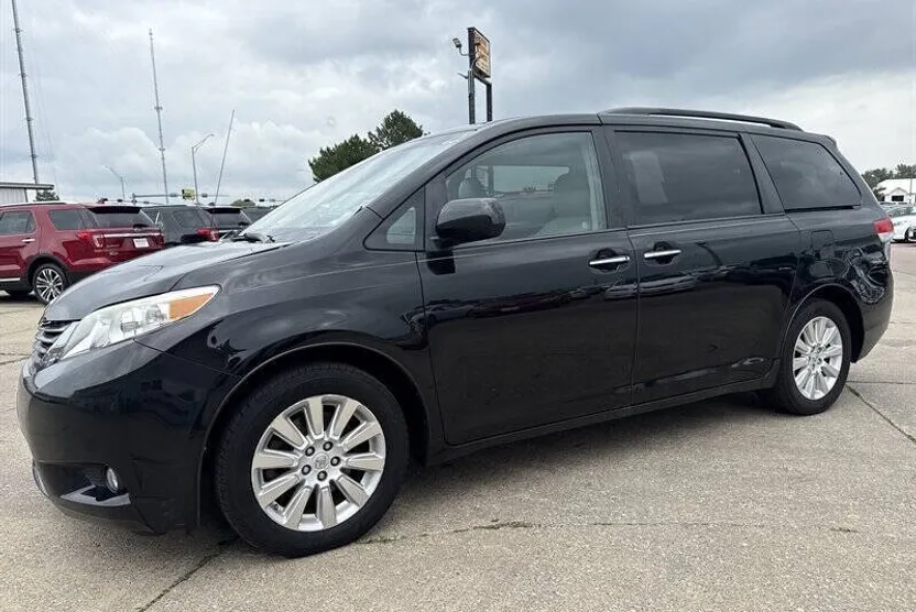 2014 Toyota Sienna XLE photo 1
