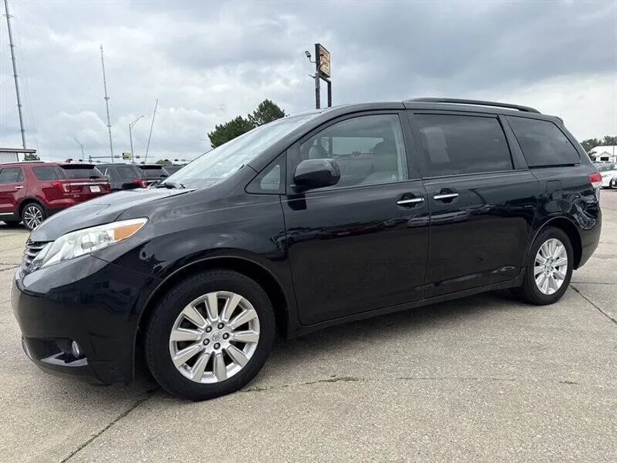 2014 Toyota Sienna XLE photo 1