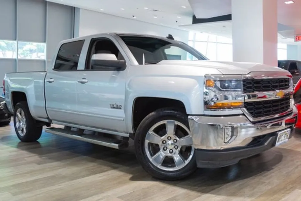2017 Chevrolet Silverado LT photo 1