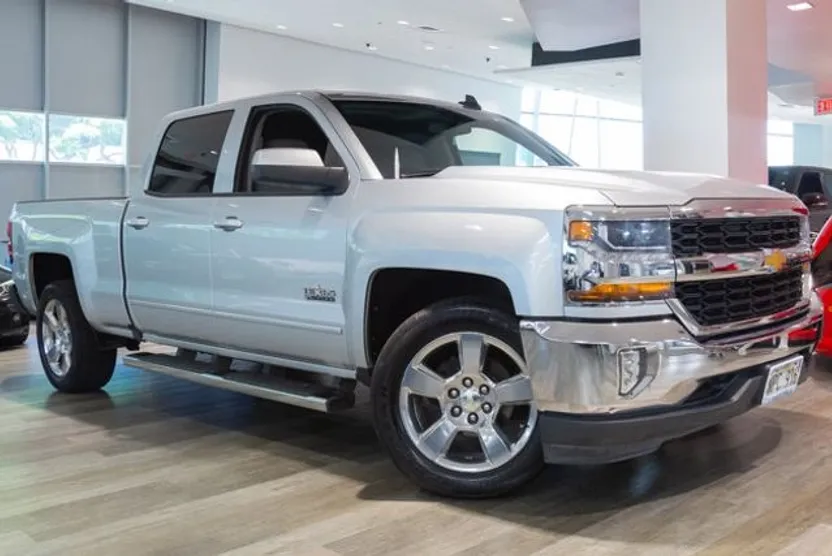 2017 Chevrolet Silverado LT photo 1