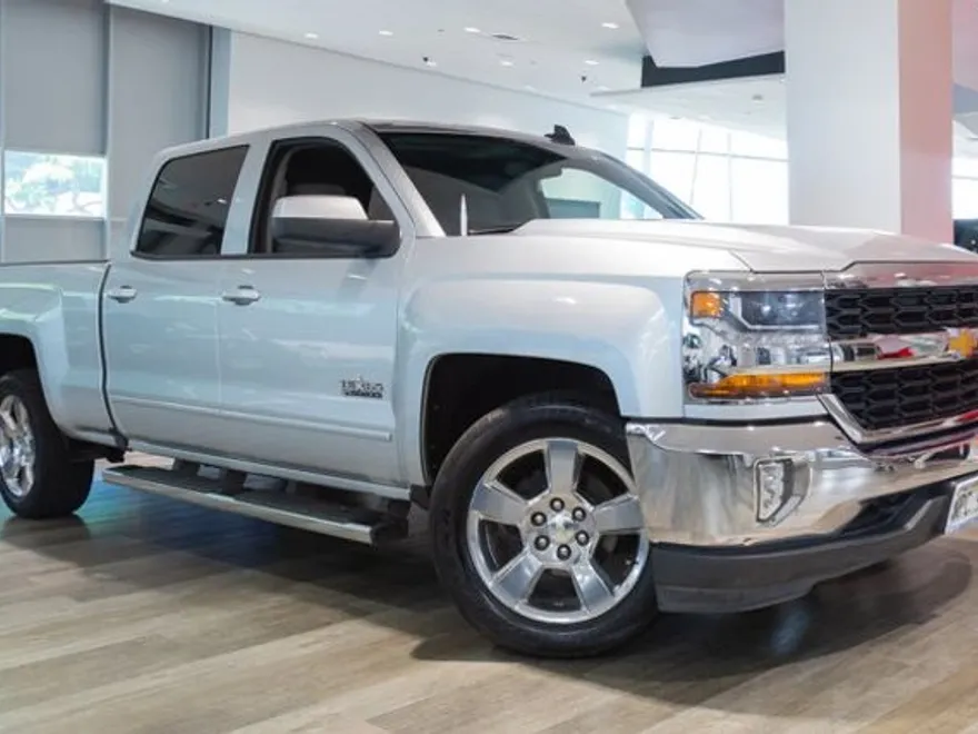 2017 Chevrolet Silverado LT photo 1