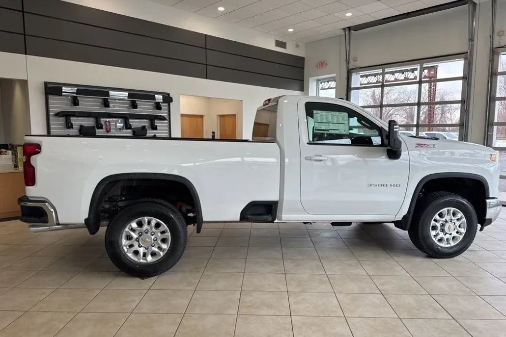 2025 Chevrolet Silverado 3500HD LT photo 1