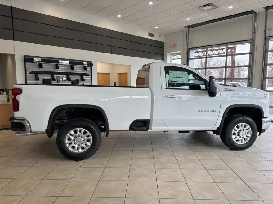 2025 Chevrolet Silverado 3500HD LT photo 1