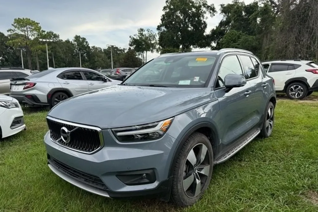 2022 Volvo XC40 Momentum photo 1