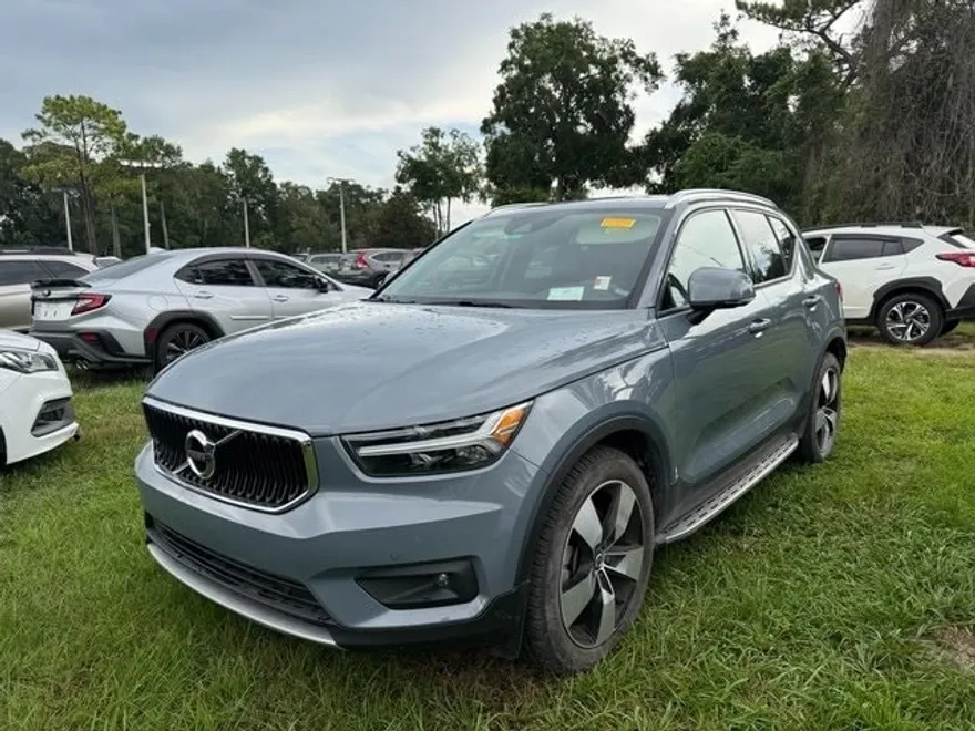 2022 Volvo XC40 Momentum photo 1