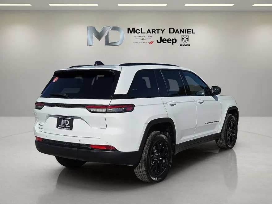 2025 Jeep Grand Cherokee Altitude photo 1