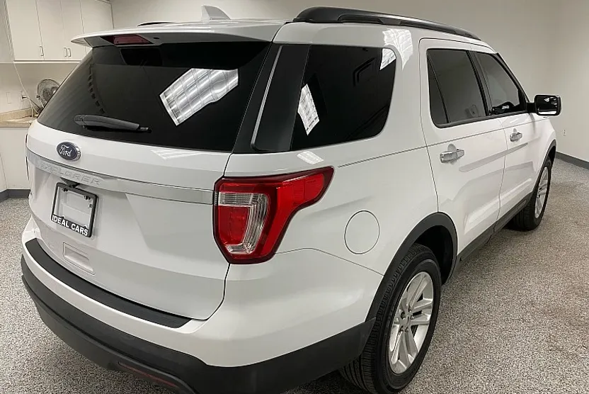 2017 Ford Explorer Base photo 1
