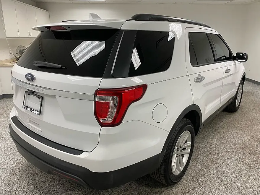 2017 Ford Explorer Base photo 1