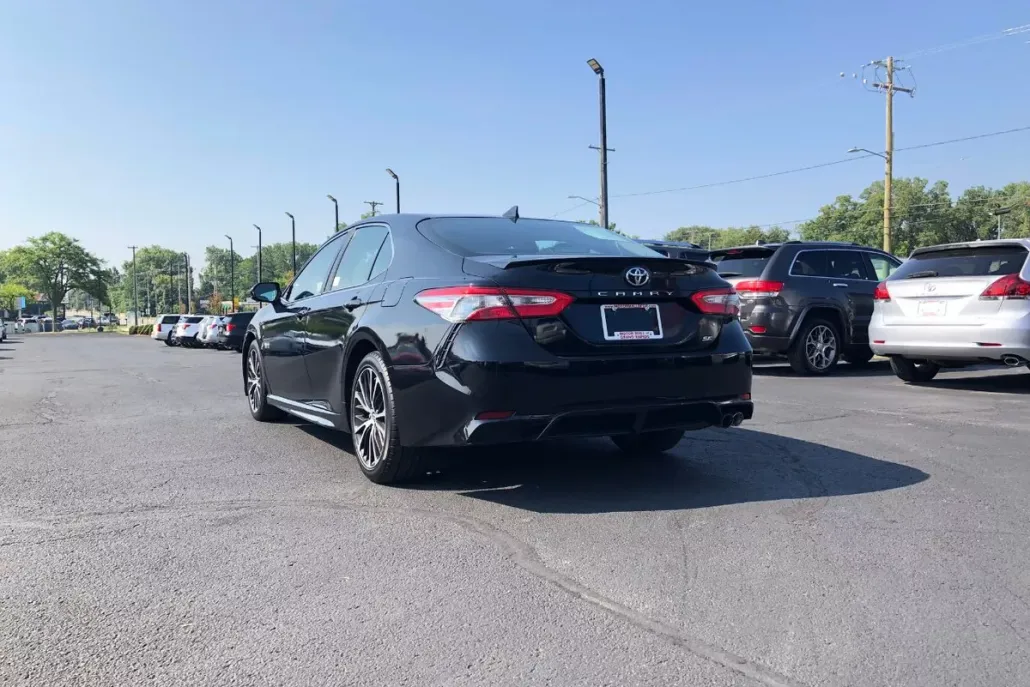 2019 Toyota Camry SE photo 1