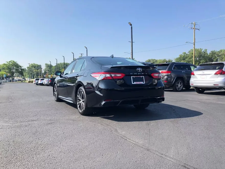 2019 Toyota Camry SE photo 1