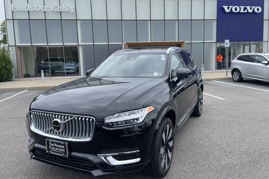 2024 Volvo XC90 T8 Plus photo 1