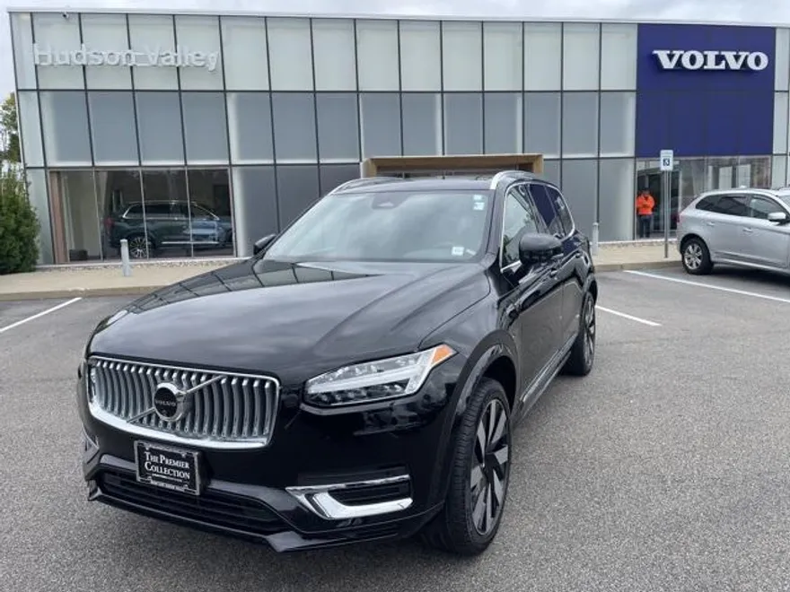 2024 Volvo XC90 T8 Plus photo 1