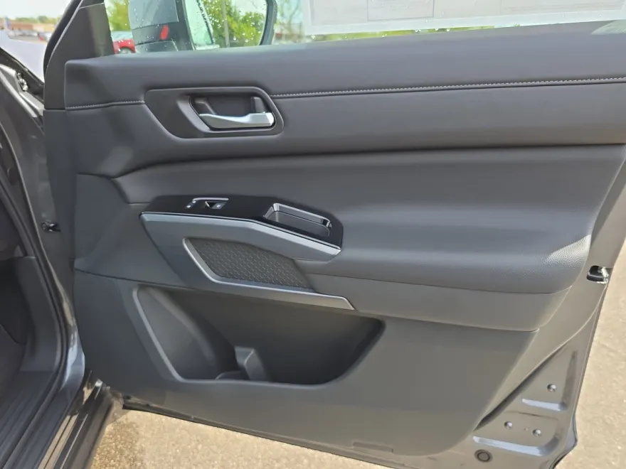 2025 Nissan Pathfinder SL photo 1