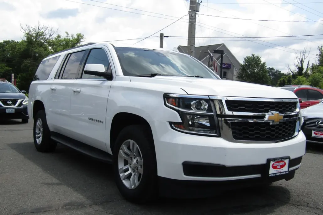 2018 Chevrolet Suburban LT photo 1