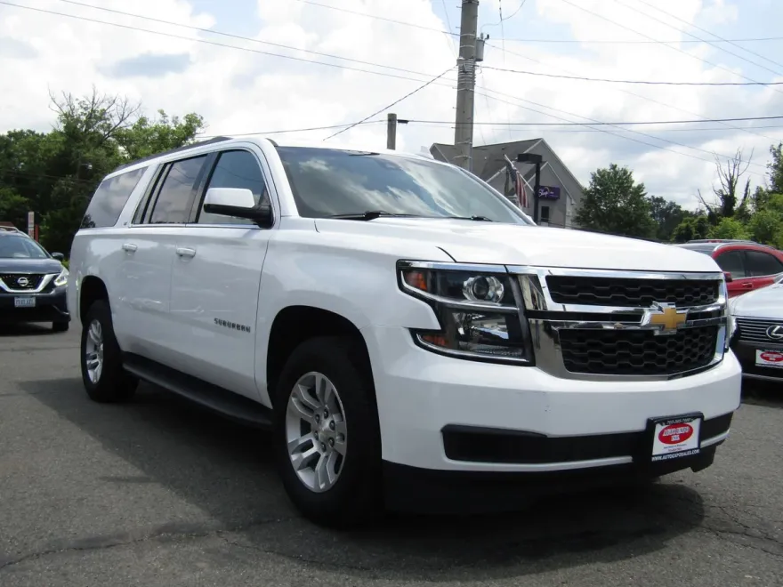 2018 Chevrolet Suburban LT photo 1