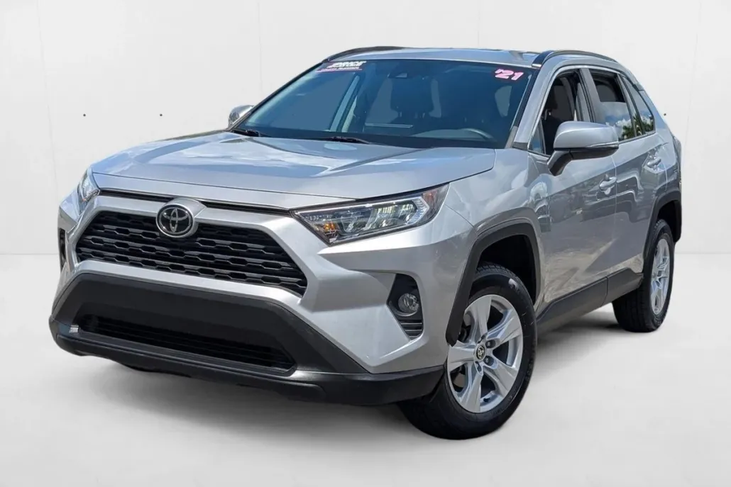 2021 Toyota RAV4 XLE photo 1