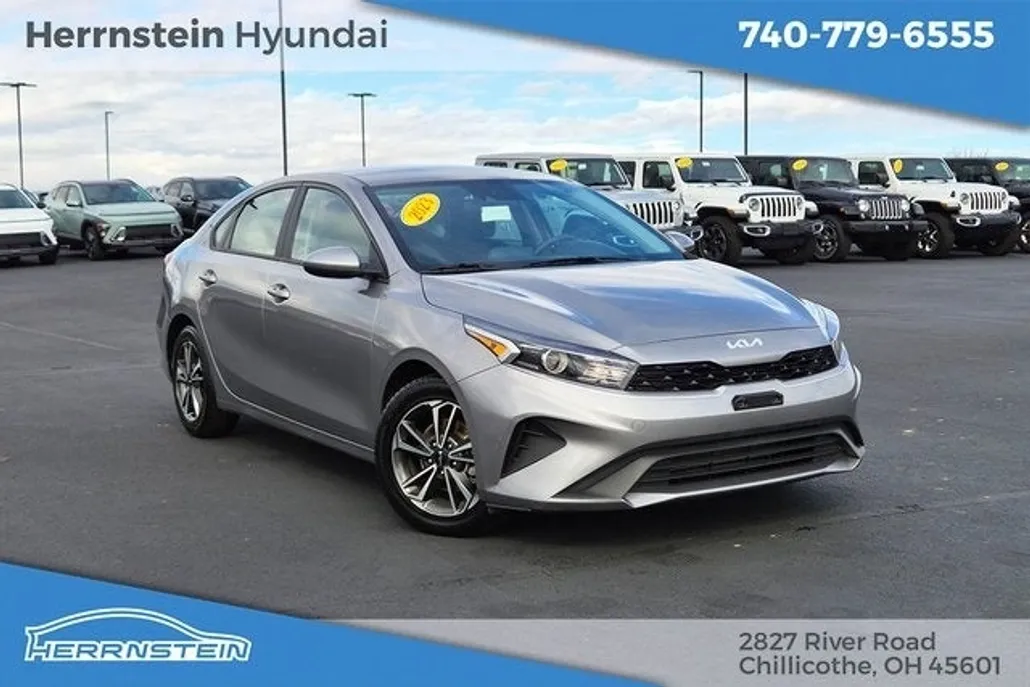 2023 Kia Forte LXS photo 1