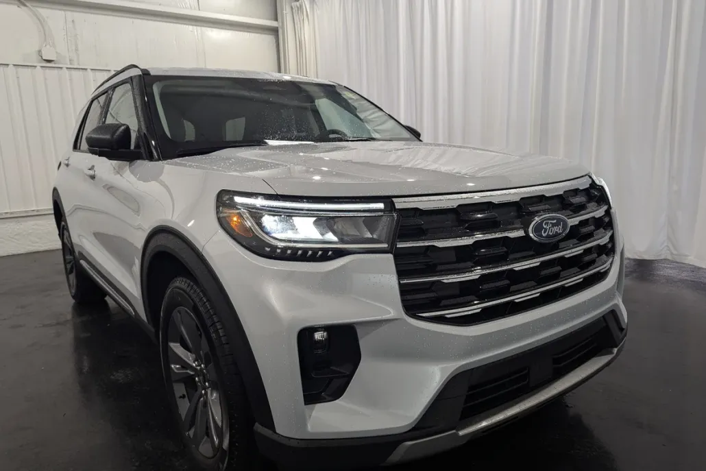 2025 Ford Explorer photo 1