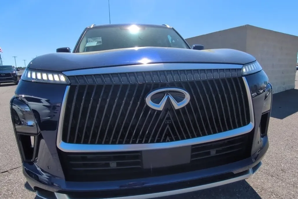 2025 Infiniti QX80 Luxe photo 1
